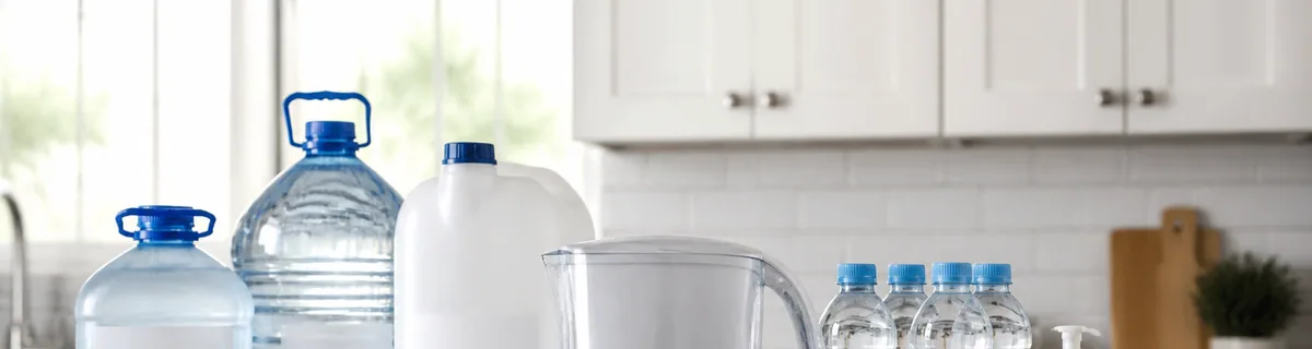Bidones, botellas y filtro preparados ante un corte de agua potable en casa