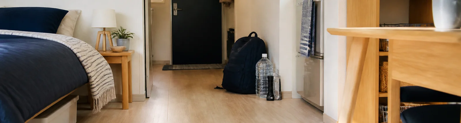 Cocina de un apartamento pequeño con estantes de almacenamiento